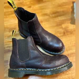 NWOT - DR MARTENS Wintergrip Chelsea Boot Size 9